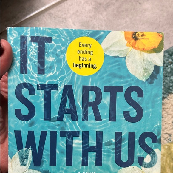 It starts with us by Colleen Hoover - Picture 2 of 6